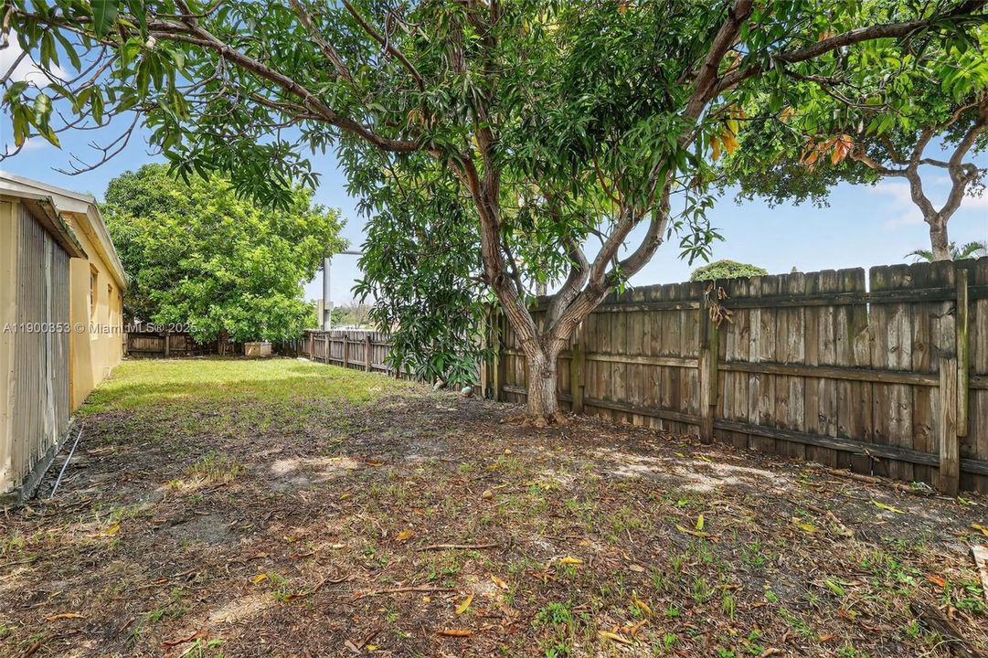 Active With Contract: $4,000 (4 beds, 3 baths, 1276 Square Feet)