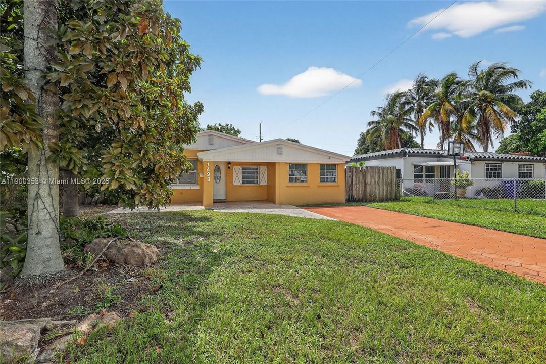 Active With Contract: $4,000 (4 beds, 3 baths, 1276 Square Feet)