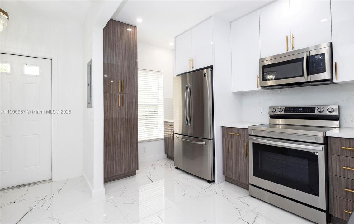 For Rent: $3,000 (2 beds, 2 baths, 1110 Square Feet)