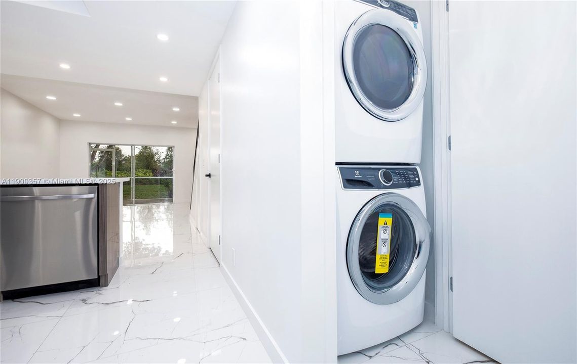 For Rent: $3,000 (2 beds, 2 baths, 1110 Square Feet)