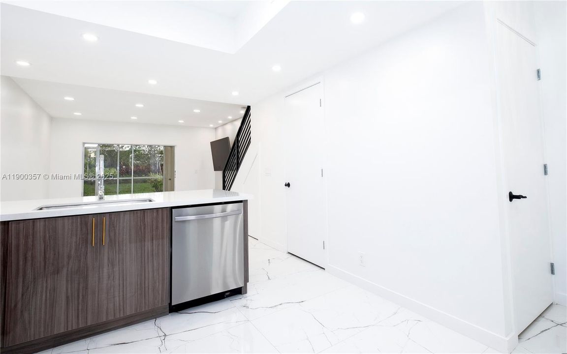 For Rent: $3,000 (2 beds, 2 baths, 1110 Square Feet)