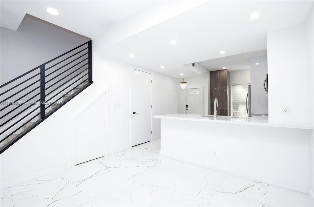 For Rent: $3,000 (2 beds, 2 baths, 1110 Square Feet)