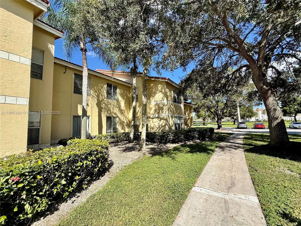 出租: $2,075 (2 贝兹, 1 浴室, 965 平方英尺)