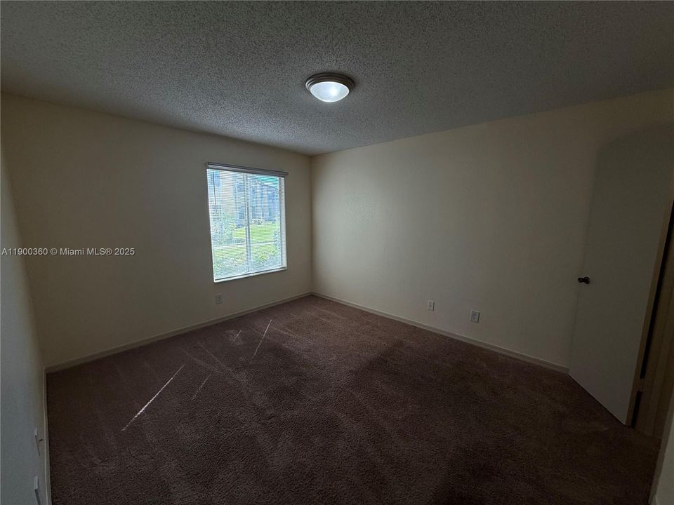 出租: $2,075 (2 贝兹, 1 浴室, 965 平方英尺)