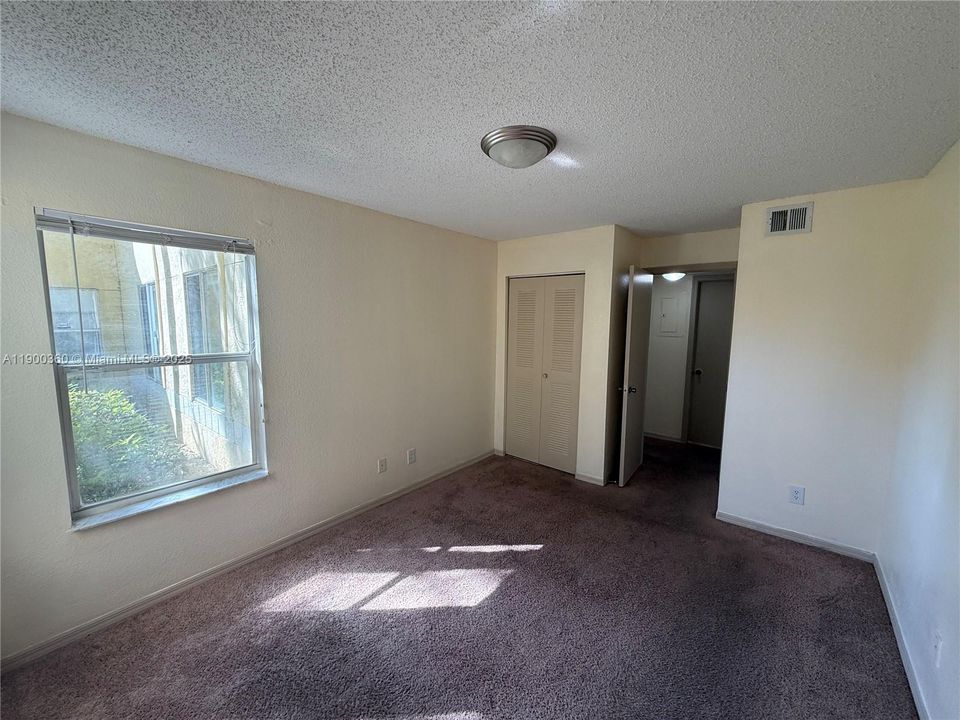 出租: $2,075 (2 贝兹, 1 浴室, 965 平方英尺)