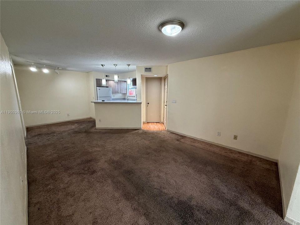 出租: $2,075 (2 贝兹, 1 浴室, 965 平方英尺)