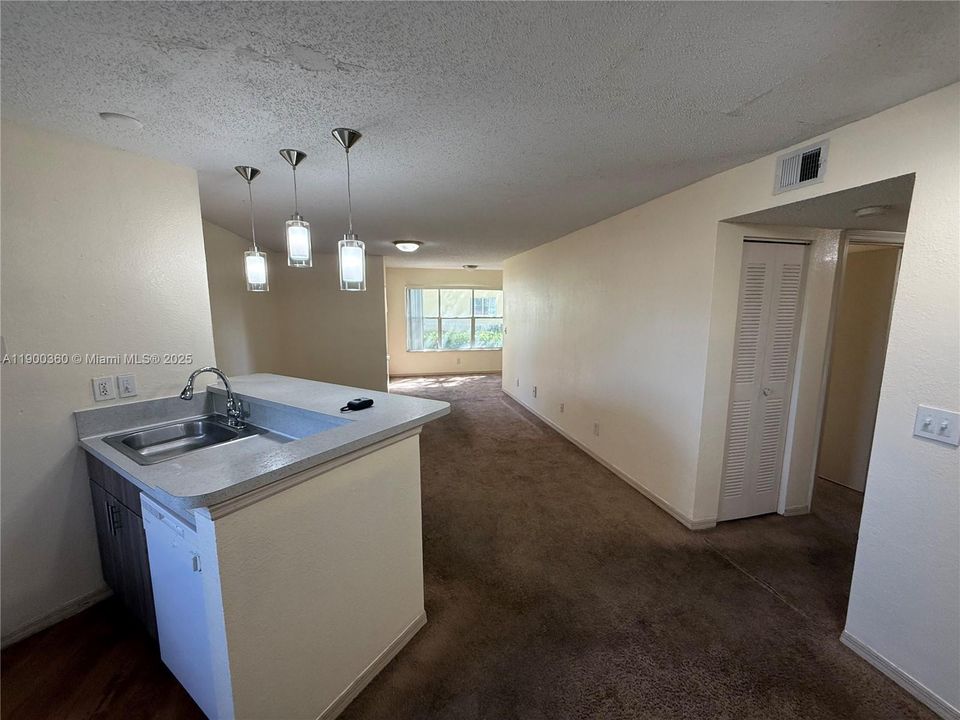 出租: $2,075 (2 贝兹, 1 浴室, 965 平方英尺)