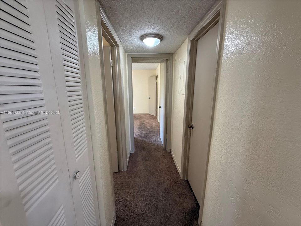 出租: $2,075 (2 贝兹, 1 浴室, 965 平方英尺)