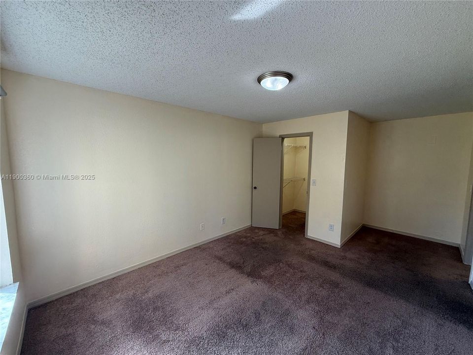 出租: $2,075 (2 贝兹, 1 浴室, 965 平方英尺)