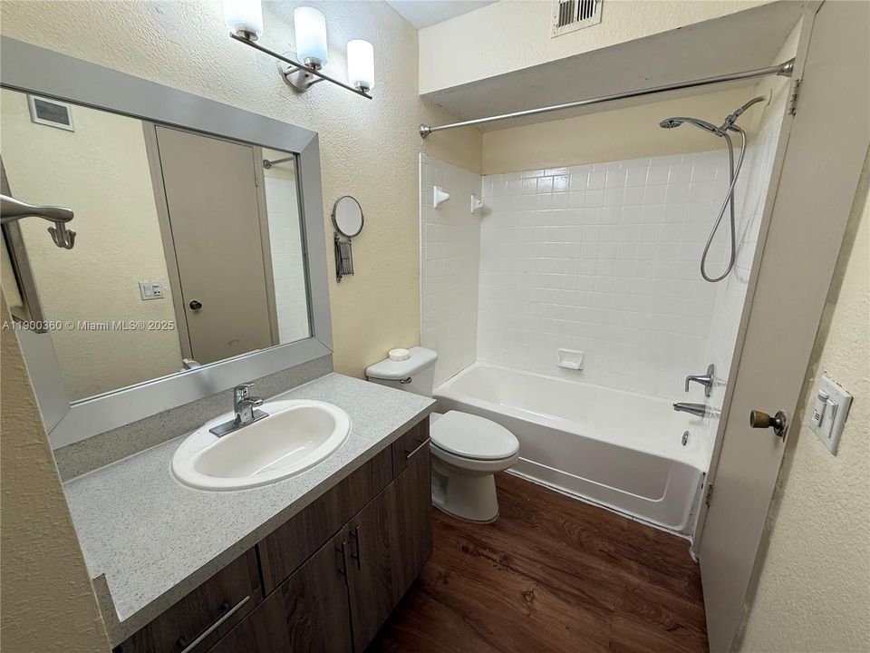 出租: $2,075 (2 贝兹, 1 浴室, 965 平方英尺)