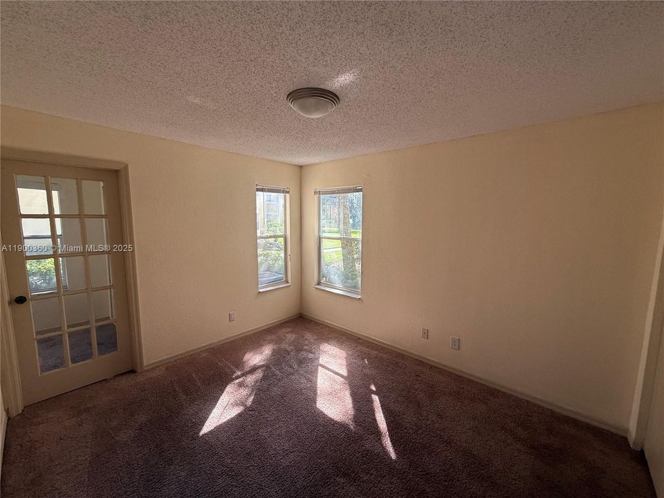 出租: $2,075 (2 贝兹, 1 浴室, 965 平方英尺)