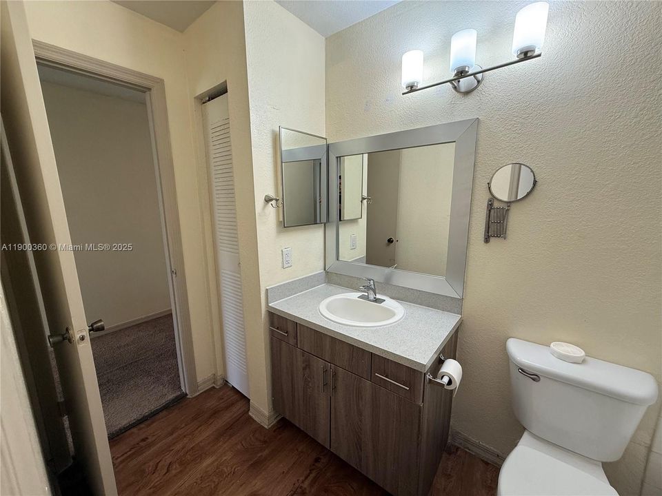 出租: $2,075 (2 贝兹, 1 浴室, 965 平方英尺)