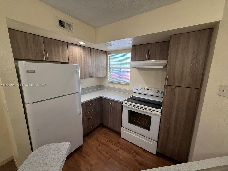 出租: $2,075 (2 贝兹, 1 浴室, 965 平方英尺)