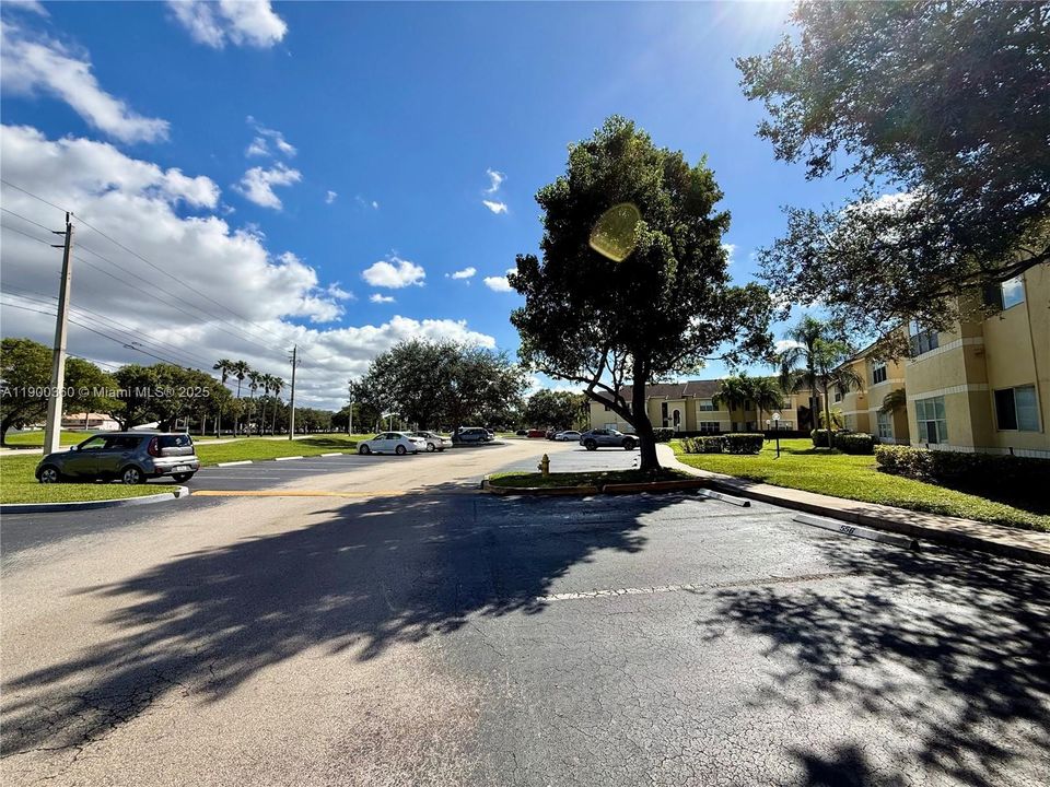 出租: $2,075 (2 贝兹, 1 浴室, 965 平方英尺)