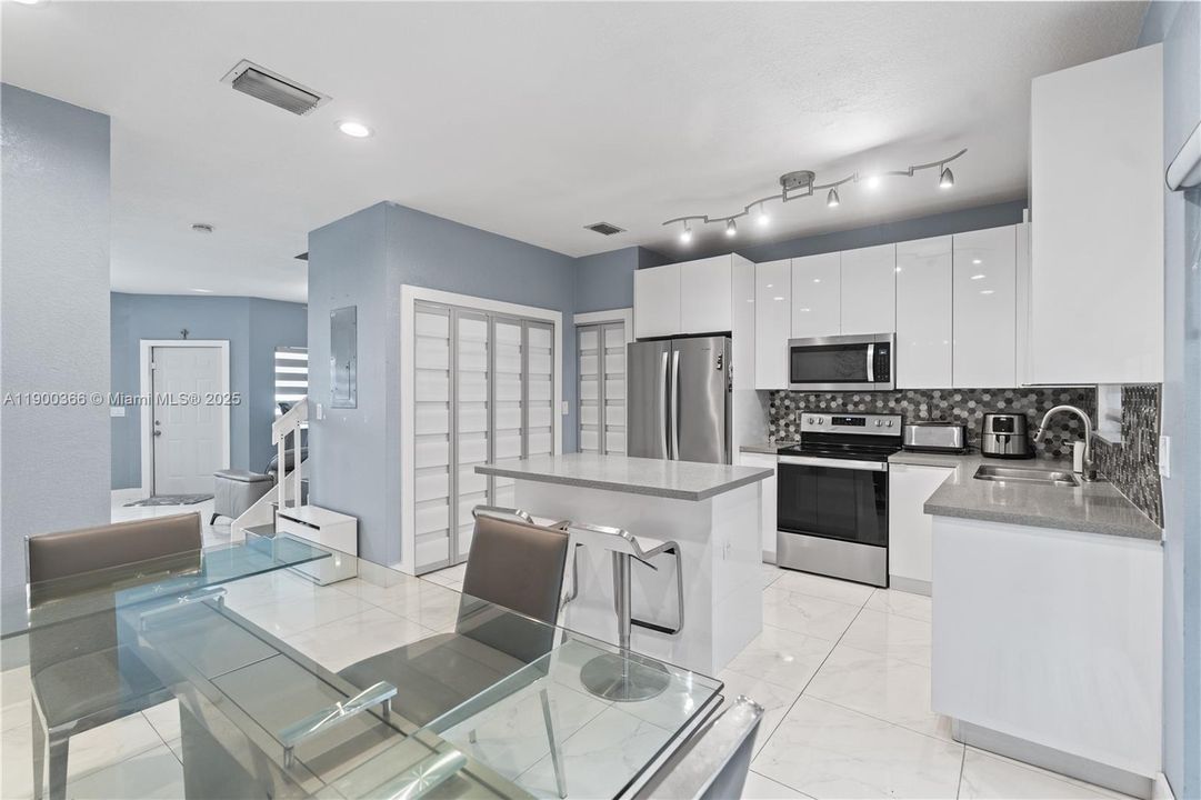 待售: $280,000 (2 贝兹, 2 浴室, 1166 平方英尺)