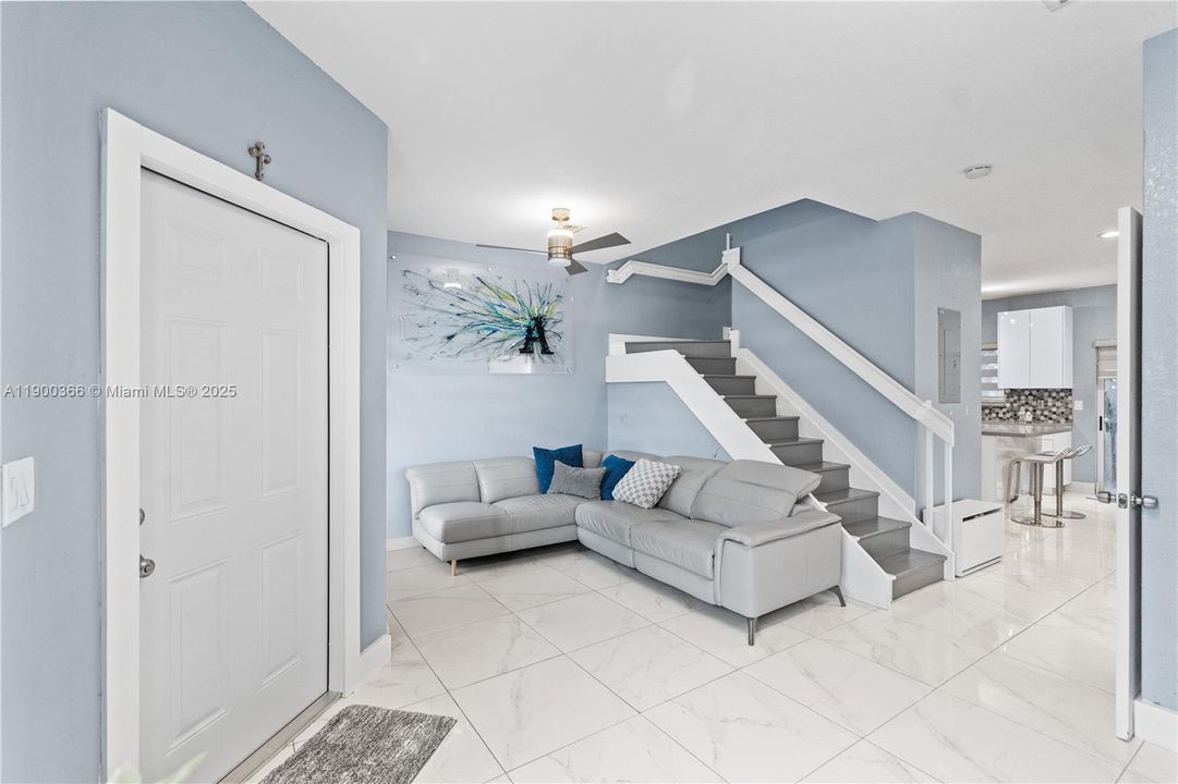 待售: $280,000 (2 贝兹, 2 浴室, 1166 平方英尺)