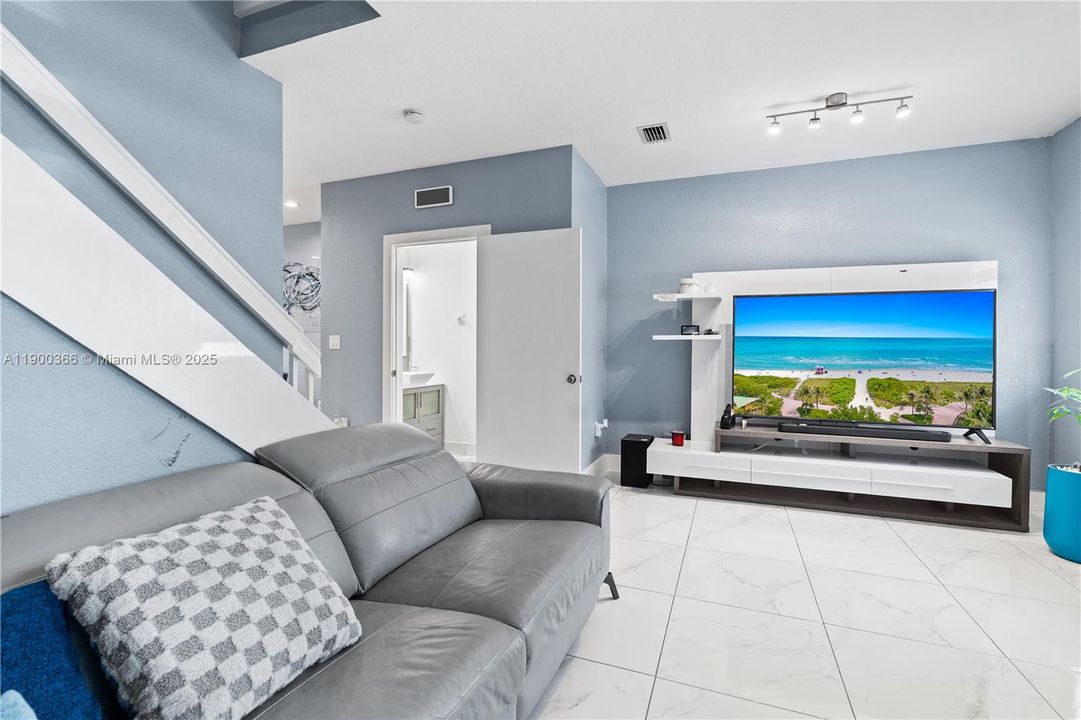 待售: $280,000 (2 贝兹, 2 浴室, 1166 平方英尺)