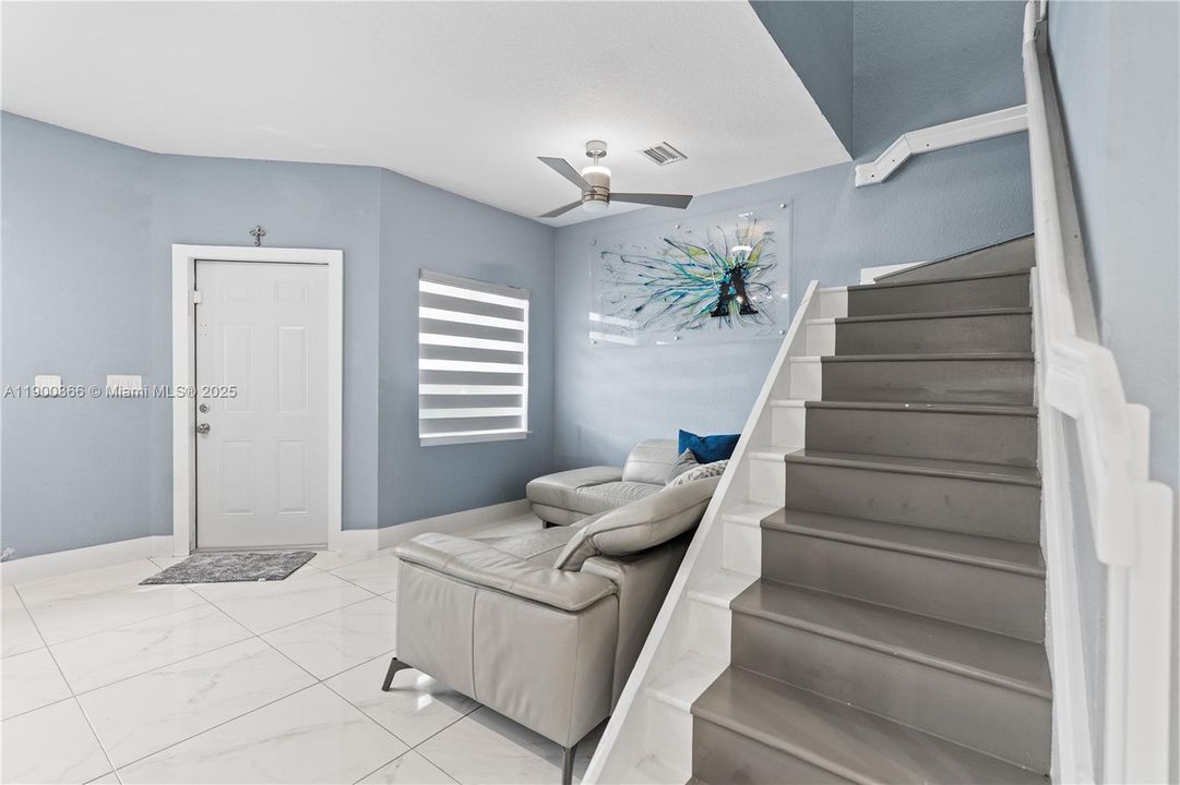 待售: $280,000 (2 贝兹, 2 浴室, 1166 平方英尺)