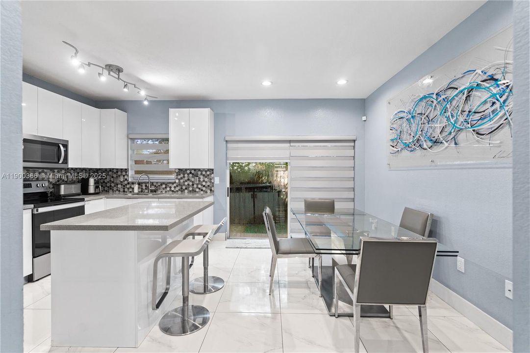 待售: $280,000 (2 贝兹, 2 浴室, 1166 平方英尺)