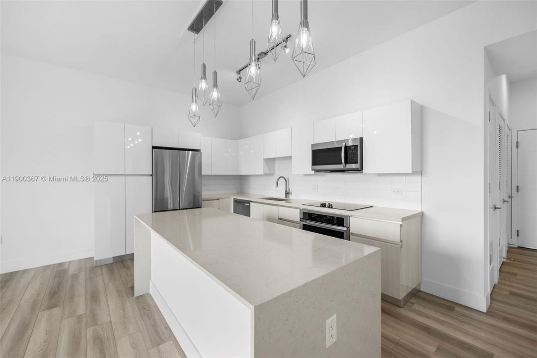 Active With Contract: $3,333 (1 beds, 1 baths, 1036 Square Feet)