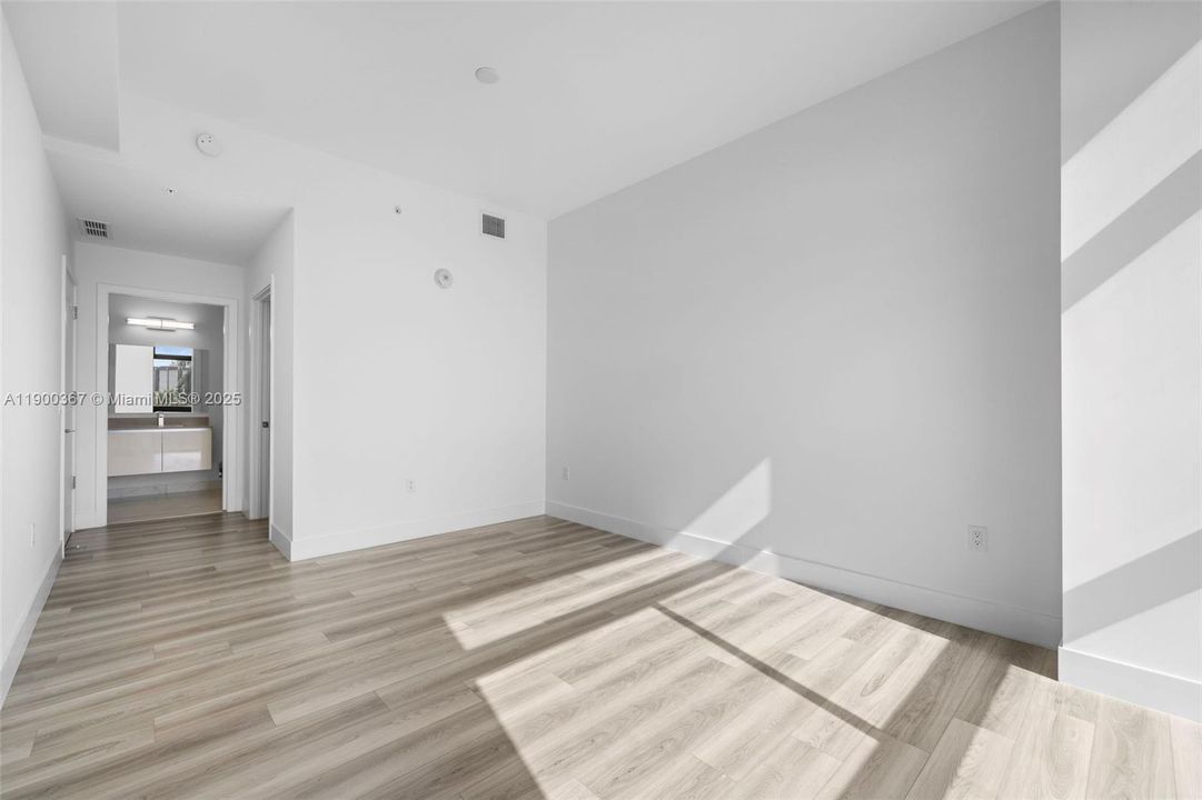 Active With Contract: $3,333 (1 beds, 1 baths, 1036 Square Feet)