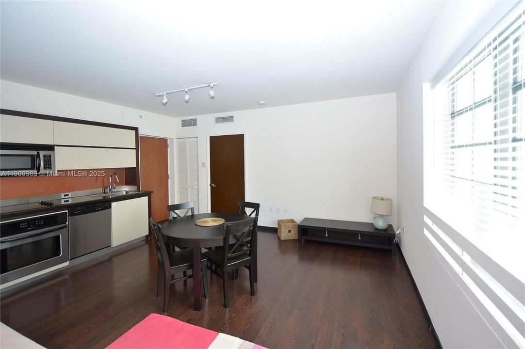 For Sale: $305,000 (1 beds, 1 baths, 556 Square Feet)