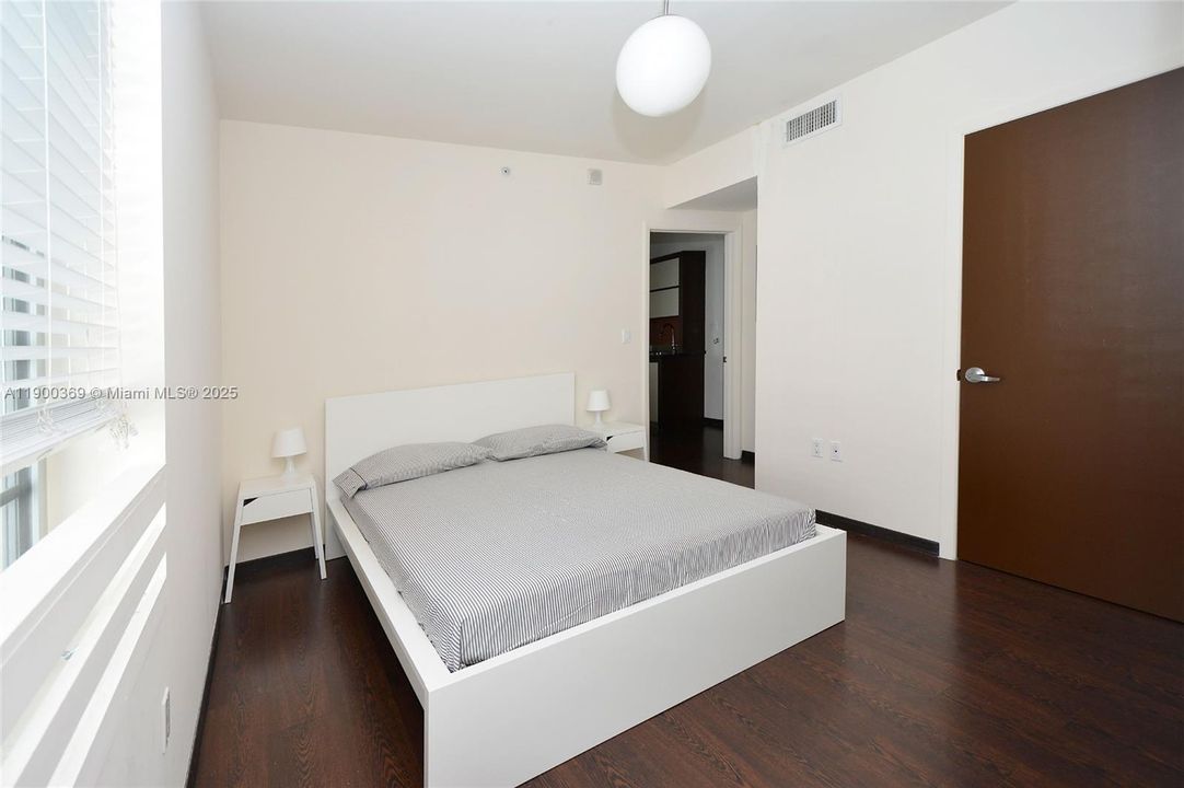 For Sale: $305,000 (1 beds, 1 baths, 556 Square Feet)