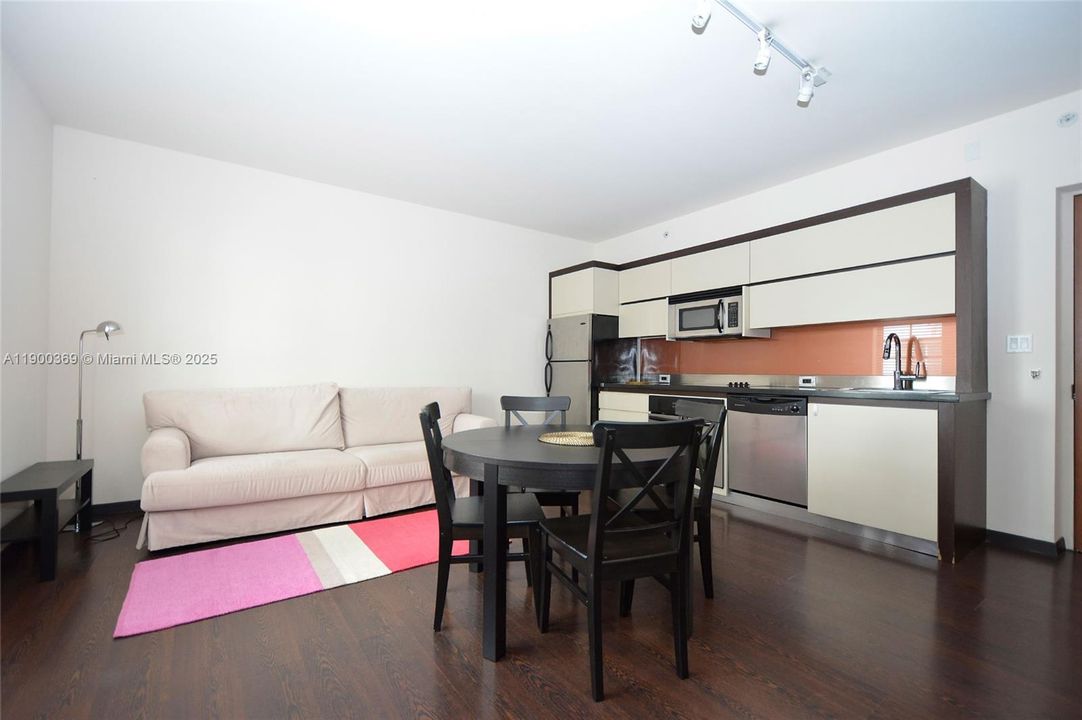 For Sale: $305,000 (1 beds, 1 baths, 556 Square Feet)