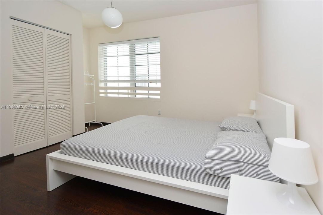 For Sale: $305,000 (1 beds, 1 baths, 556 Square Feet)