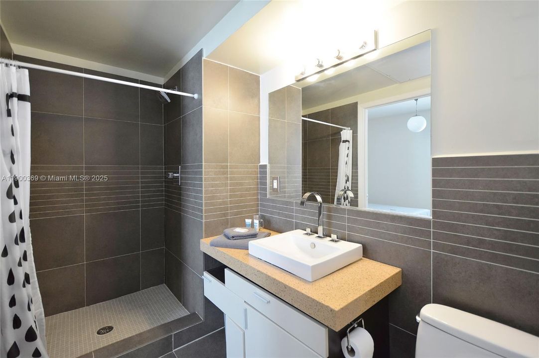 For Sale: $305,000 (1 beds, 1 baths, 556 Square Feet)