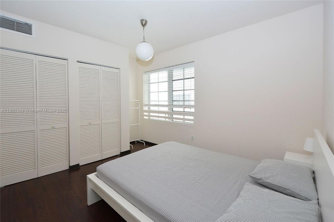 For Sale: $305,000 (1 beds, 1 baths, 556 Square Feet)
