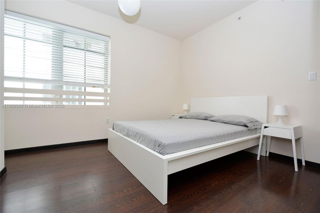 For Sale: $305,000 (1 beds, 1 baths, 556 Square Feet)