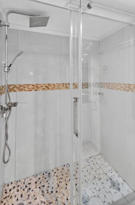 Под контрактом: $2,100 (2 спален, 2 ванн, 830 Квадратных фут)