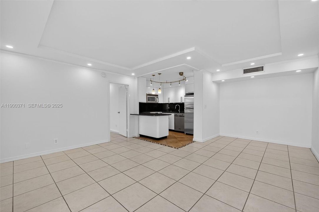 Под контрактом: $2,100 (2 спален, 2 ванн, 830 Квадратных фут)