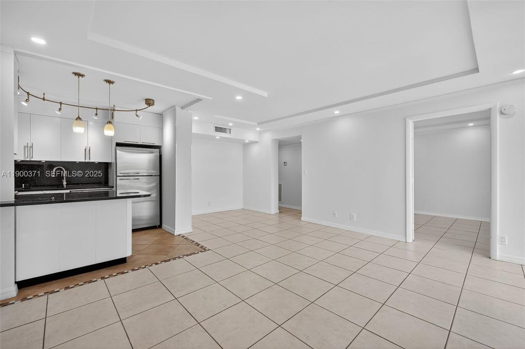 Под контрактом: $2,100 (2 спален, 2 ванн, 830 Квадратных фут)