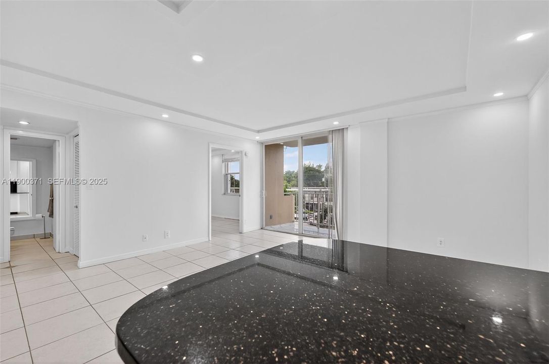 Под контрактом: $2,100 (2 спален, 2 ванн, 830 Квадратных фут)