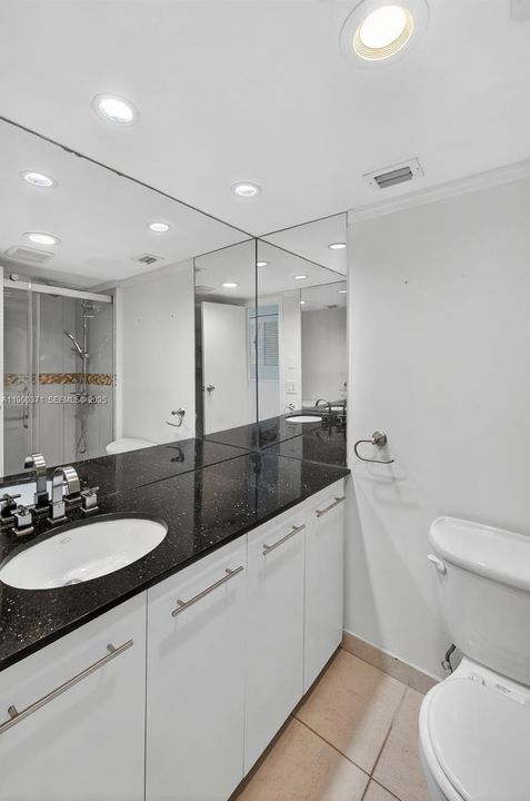 Под контрактом: $2,100 (2 спален, 2 ванн, 830 Квадратных фут)