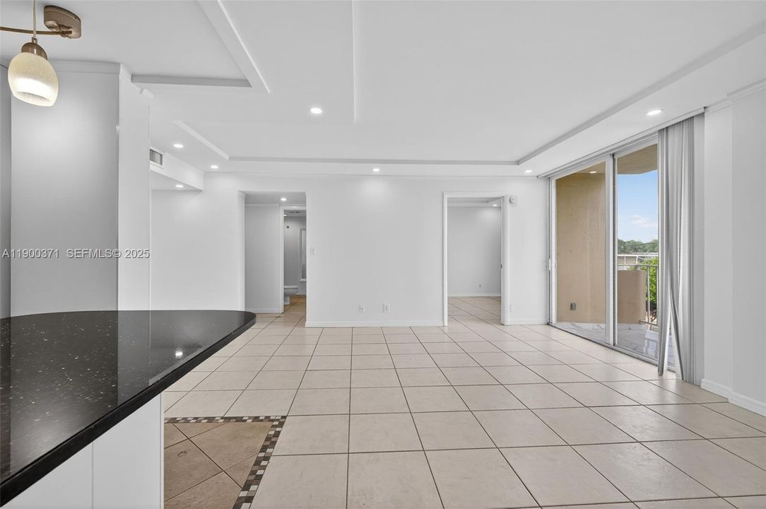 Flat Ceilings, Breakfast Counter. All Tile Floors, Split Layout.
