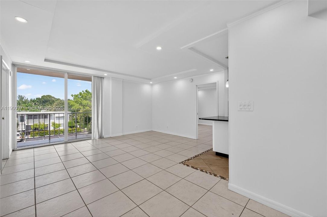 Под контрактом: $2,100 (2 спален, 2 ванн, 830 Квадратных фут)