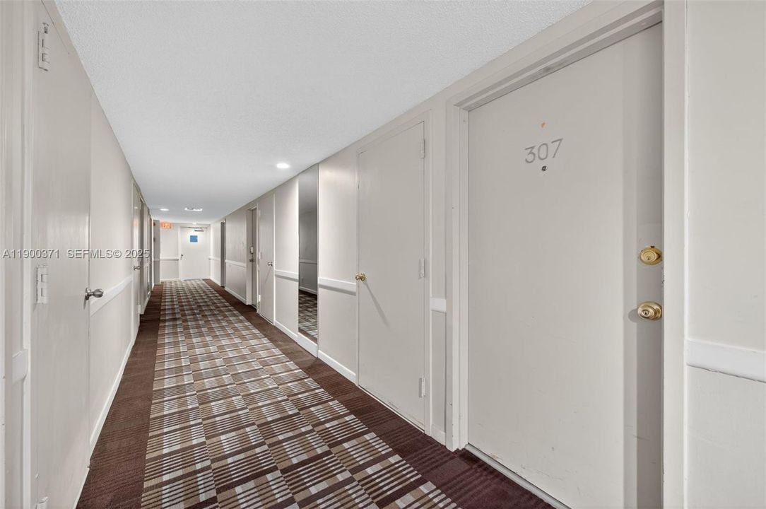 Под контрактом: $2,100 (2 спален, 2 ванн, 830 Квадратных фут)