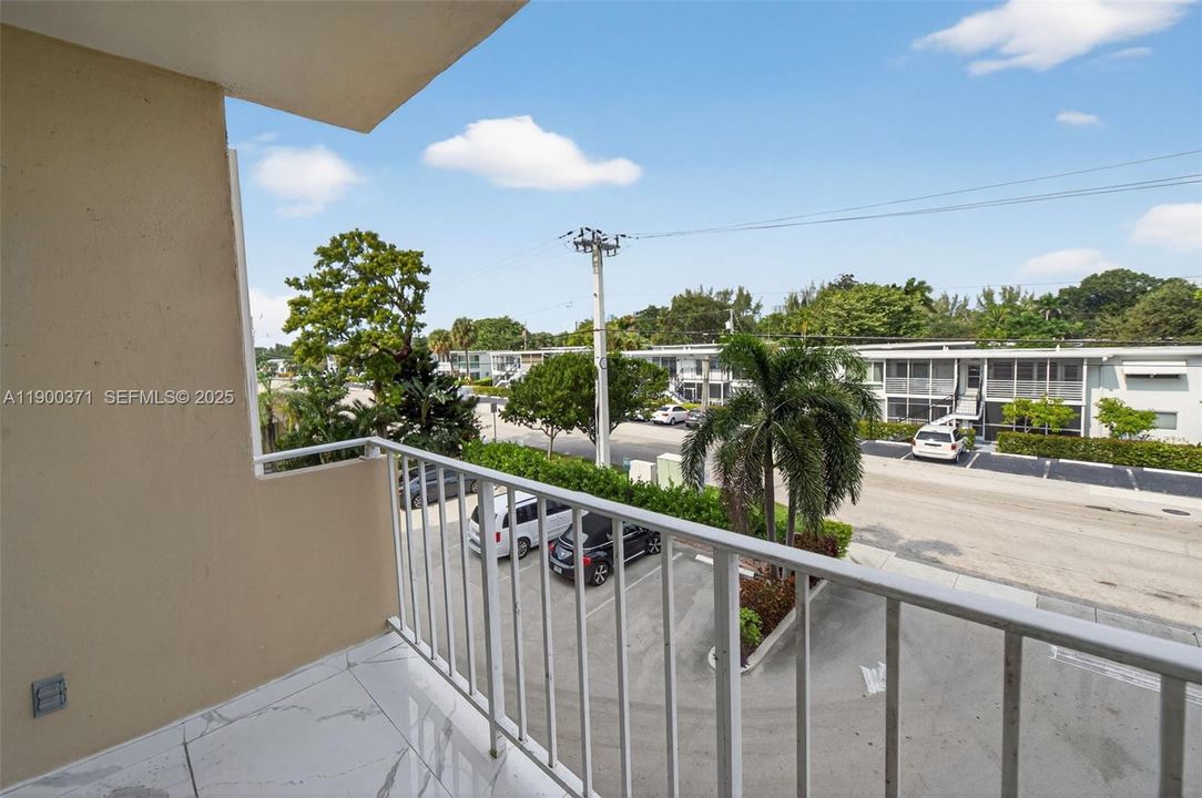 Под контрактом: $2,100 (2 спален, 2 ванн, 830 Квадратных фут)