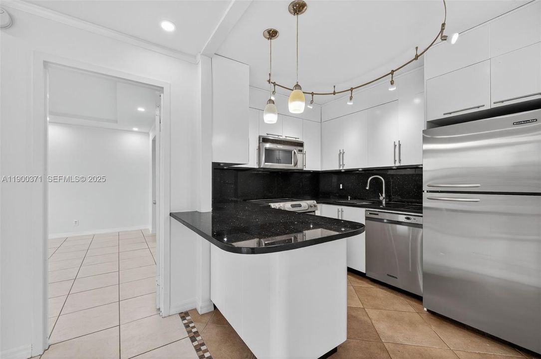 Под контрактом: $2,100 (2 спален, 2 ванн, 830 Квадратных фут)