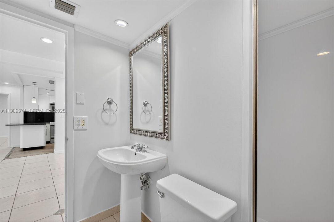 Под контрактом: $2,100 (2 спален, 2 ванн, 830 Квадратных фут)