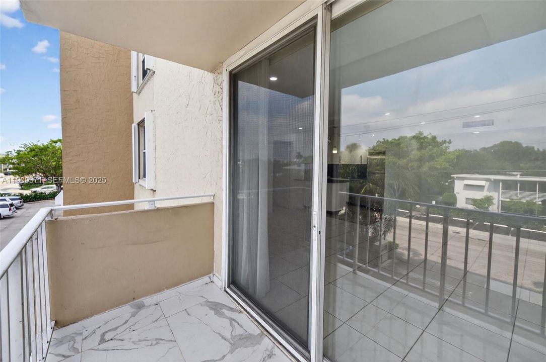 Под контрактом: $2,100 (2 спален, 2 ванн, 830 Квадратных фут)