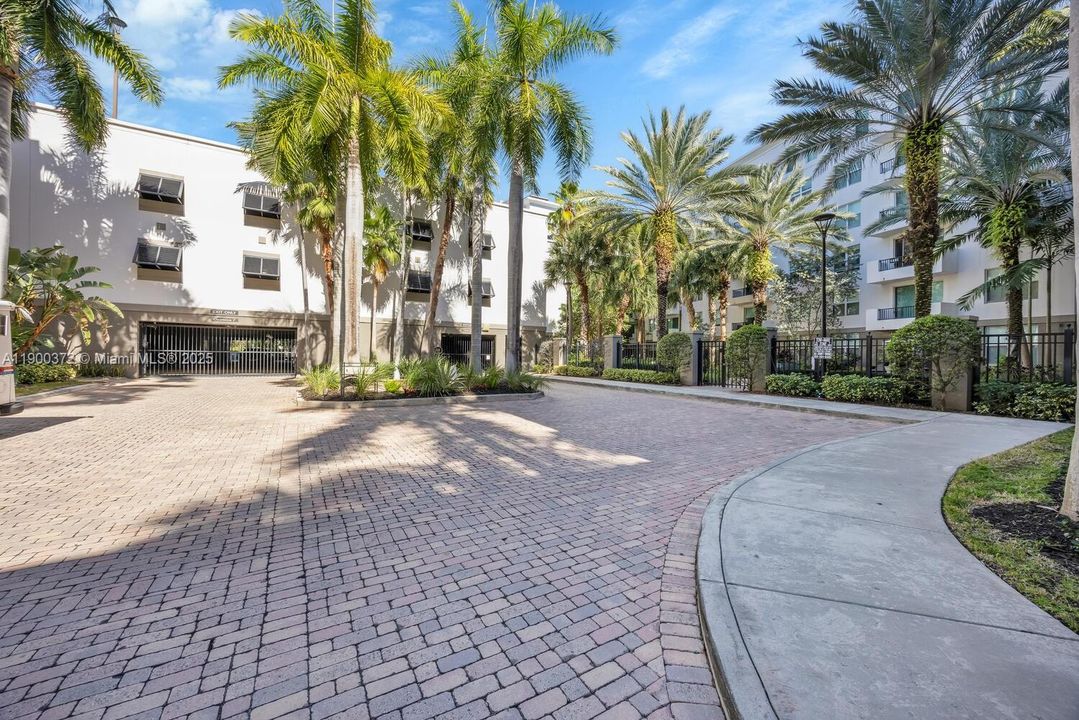 For Sale: $424,998 (2 beds, 2 baths, 1120 Square Feet)