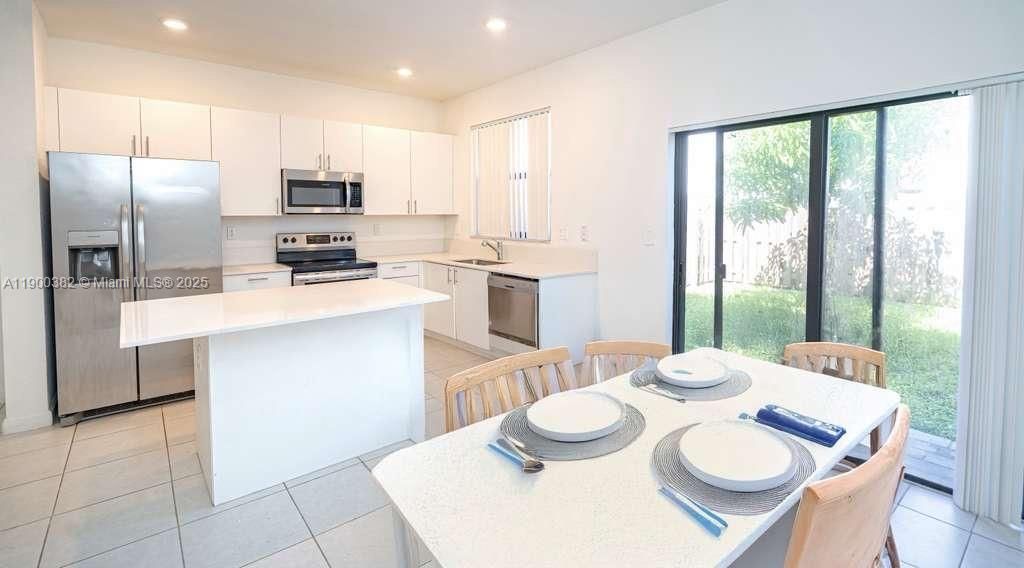 For Rent: $2,500 (3 beds, 3 baths, 1328 Square Feet)