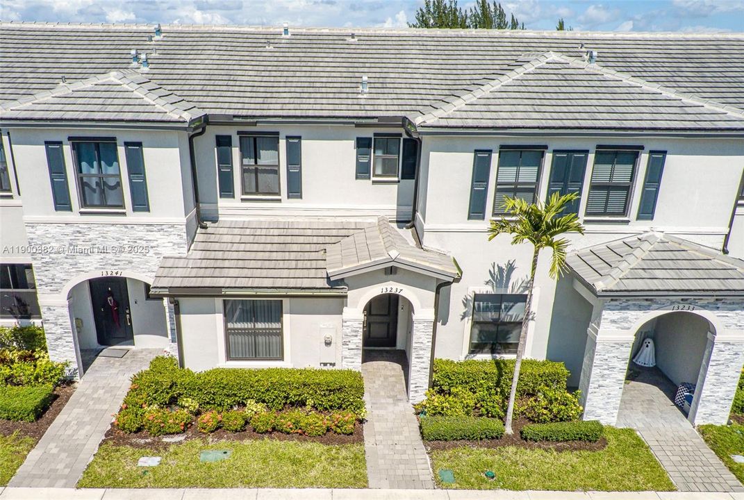 For Rent: $2,500 (3 beds, 3 baths, 1328 Square Feet)