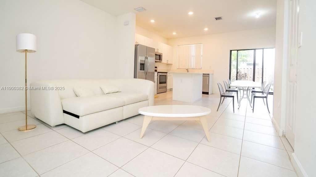 For Rent: $2,500 (3 beds, 3 baths, 1328 Square Feet)