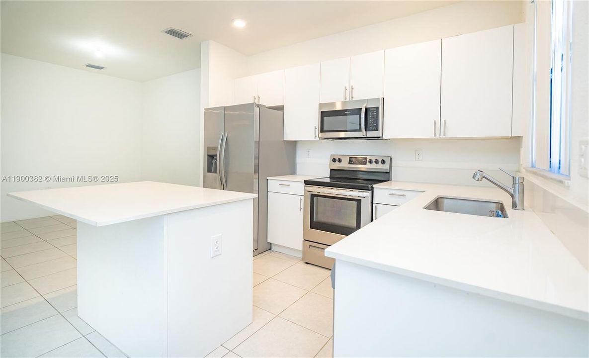 For Rent: $2,500 (3 beds, 3 baths, 1328 Square Feet)