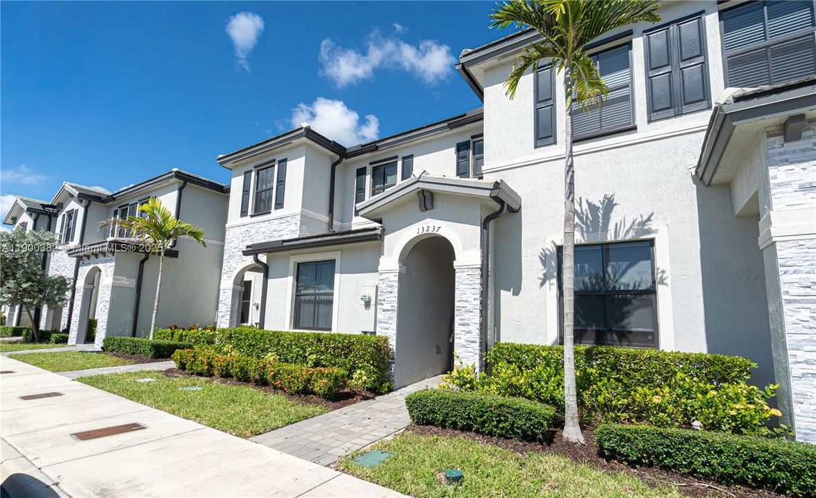 For Rent: $2,500 (3 beds, 3 baths, 1328 Square Feet)